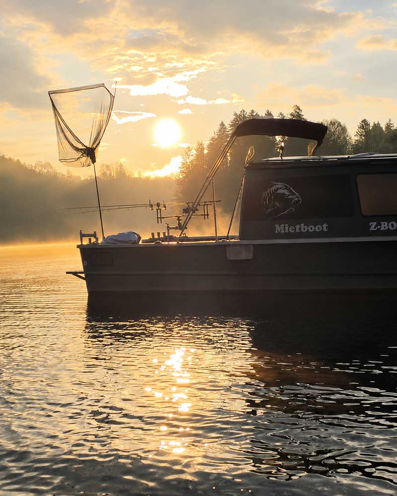 Z-Boats Angelboote und Karpfenboote auf der Carp Austria Angelmesse