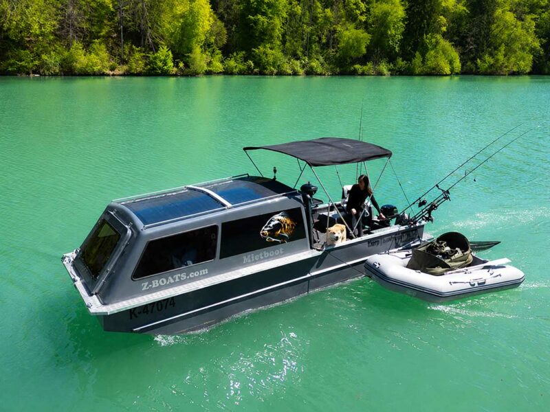 Z-Boats Messestand mit Karpfenbooten und Angelbooten auf der Carp Austria Fischerei Messe