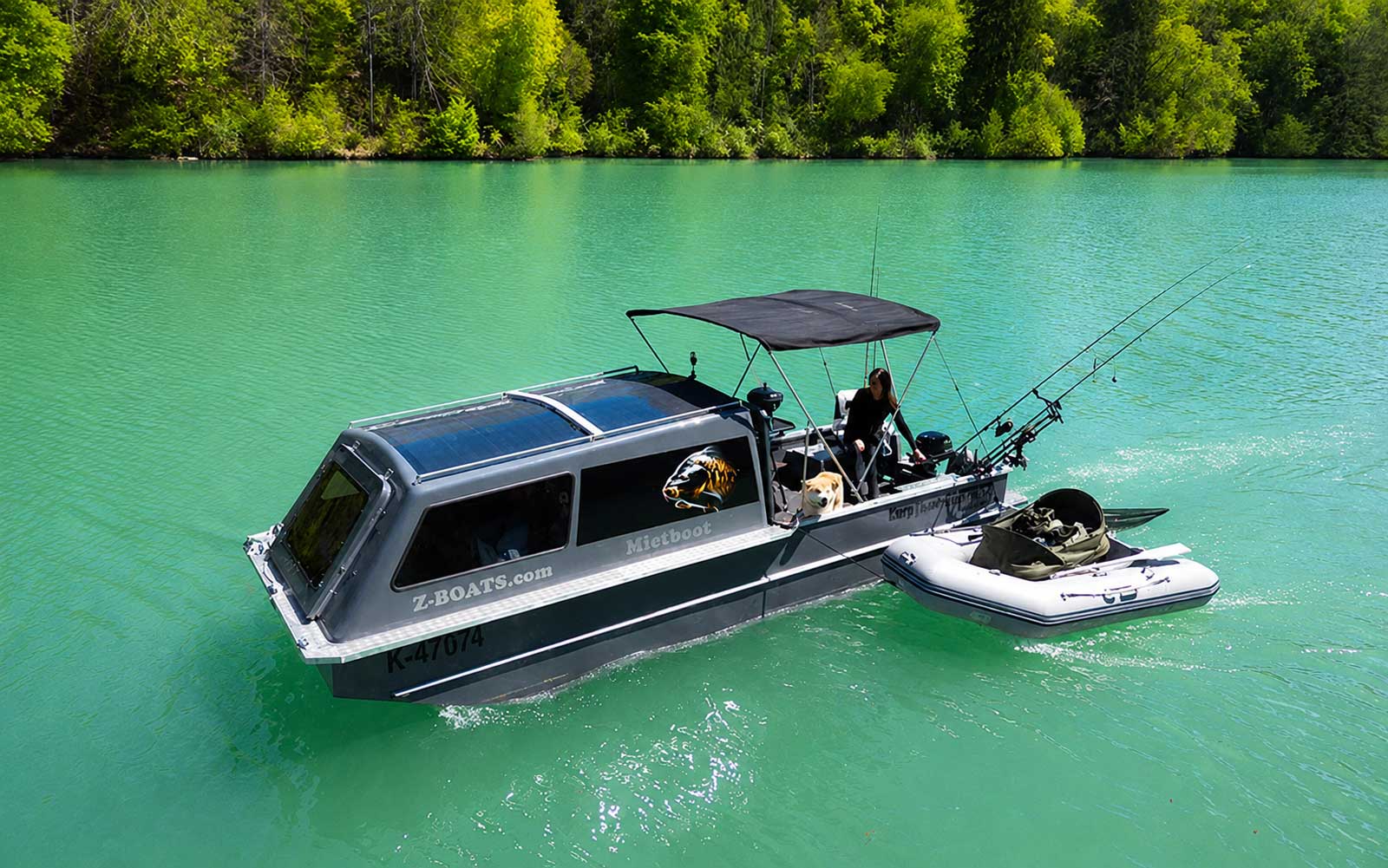 Z-Boats Messestand mit Karpfenbooten und Angelbooten auf der Carp Austria Fischerei Messe