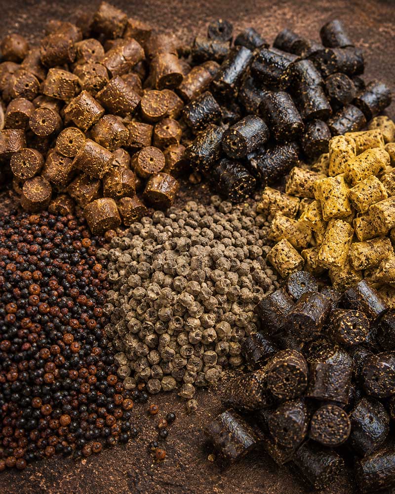 Karpfenpellets mit Halibut Pellets und Amino Pellets als Karpfenfutter für Futterplatz und Karpfenangeln