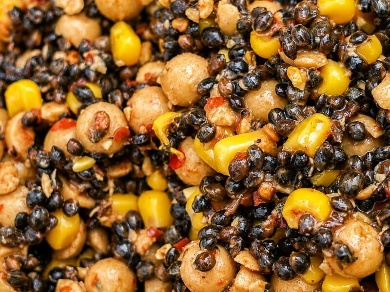 Partikelköder für Karpfen mit Fermentation, Tigernuss, Hanf, Mais und natürlichen Futterreizen beim Karpfenangeln