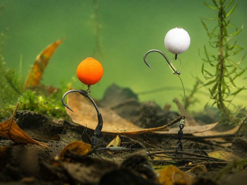 UV aktívne Pop-Up boilies pre kapry so Spinner Rig a Chod Rig montážami
