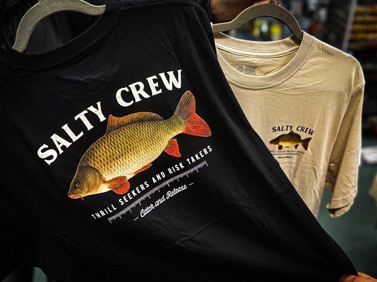 Salty Crew Fishing Wear bei Weitgasser auf der Carp Austria mit Fishing Shirts, UV-Schutz-Shirts, Hoodies, Caps und Boardshorts