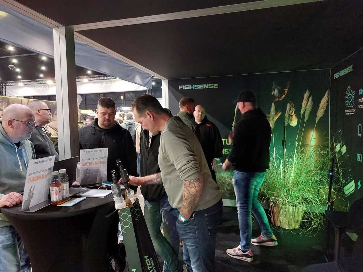 FishSense LumiCatch am Messestand mit LED-Angellampe und Besuchern beim Produktvergleich