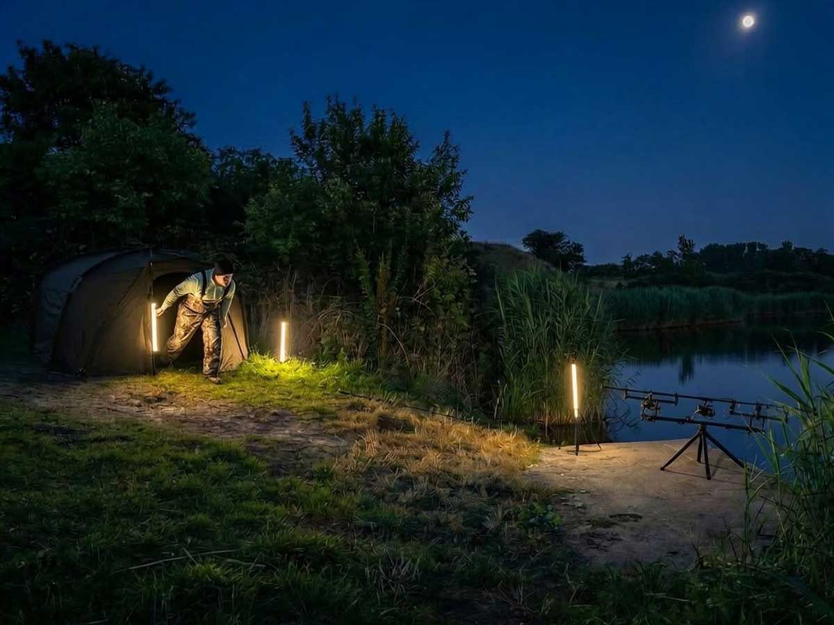 FishSense LumiCatch Support mit LED-Lichtpunkten zwischen Bivvy, Weg und Ruten