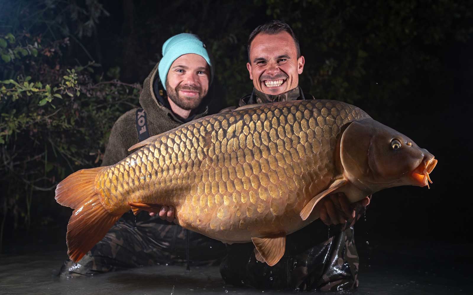 Karpfenangler mit großem Karpfen im NVIBE Baits Markenprofil