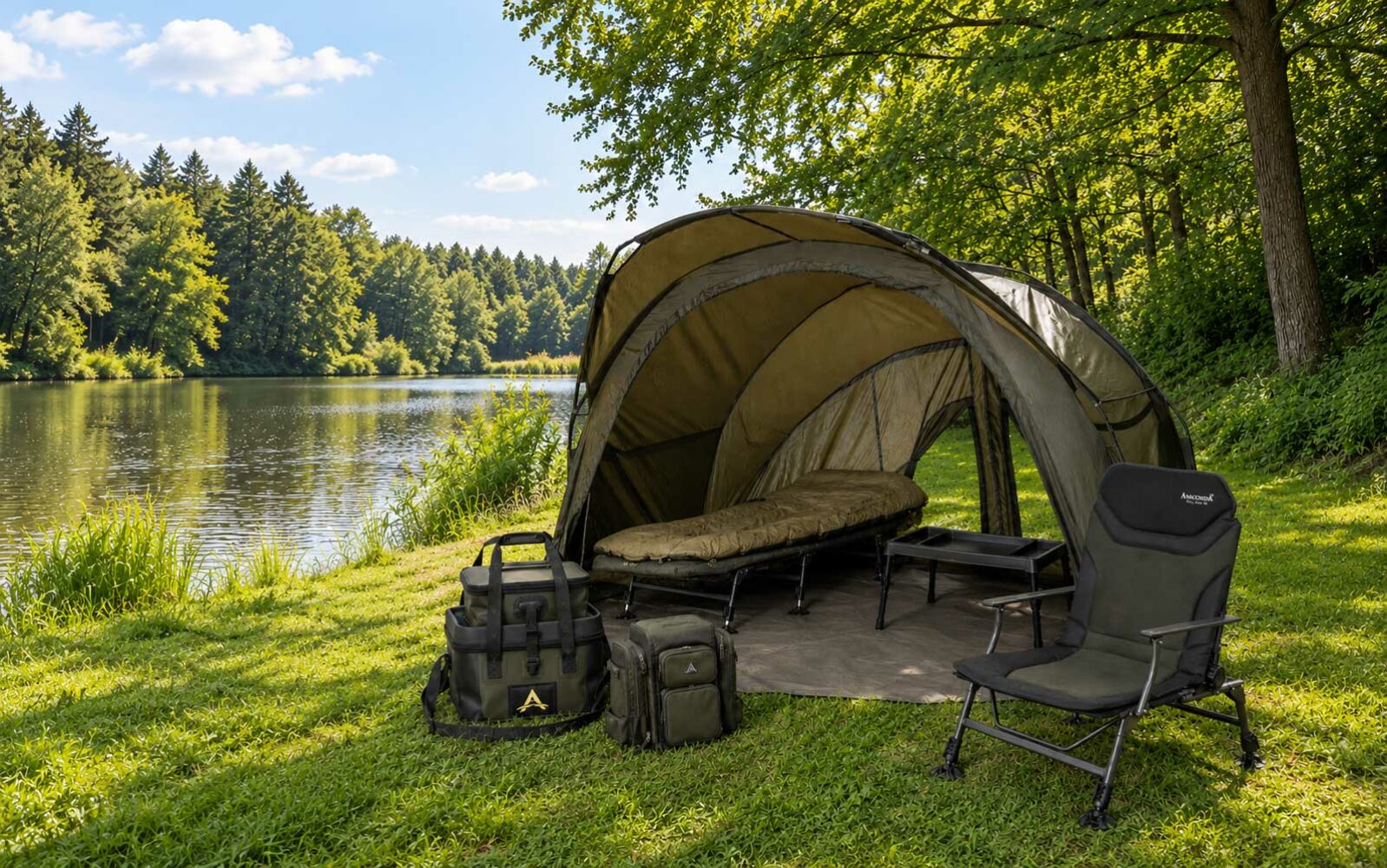 Komplettes Anaconda Karpfen-Camp mit Zelt, Karpfenliege, Stuhl, Schlafsack, Taschen und Bivvy Table
