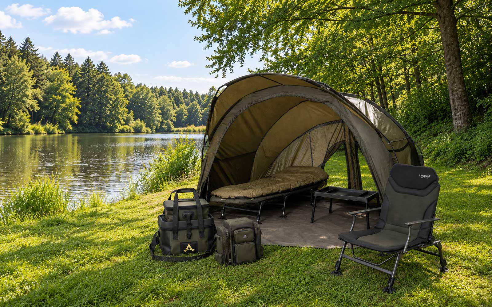 Komplettes Anaconda Karpfen-Camp mit Zelt, Karpfenliege, Stuhl, Schlafsack, Taschen und Bivvy Table