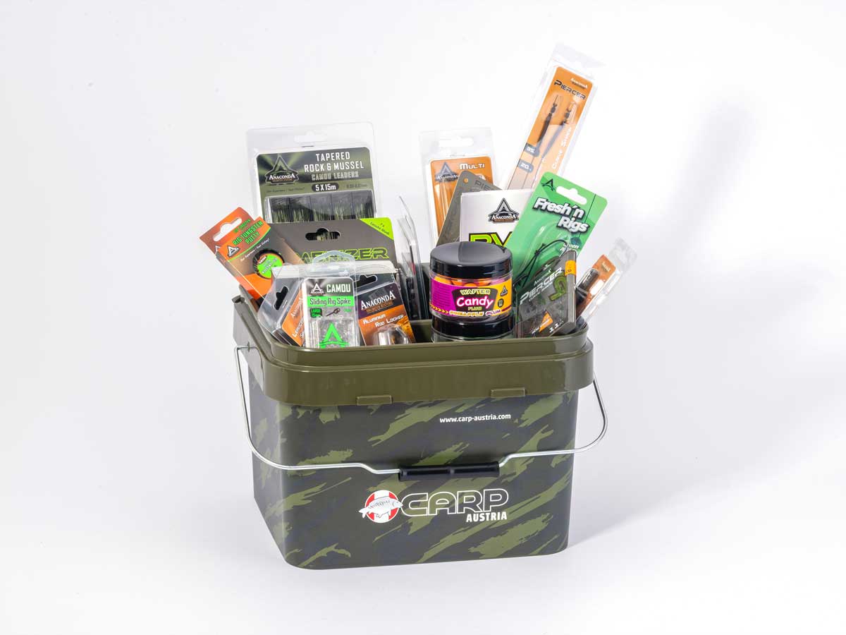 Geöffneter Carp Austria Karpfen-Überraschungseimer mit Insert und Anaconda Tackle