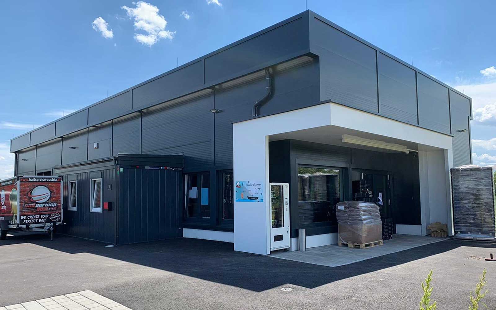 AnglingMaxx Angelgeschäft in Hartberg mit Angelruten, Rollen, Ködern und Zubehör im Showroom