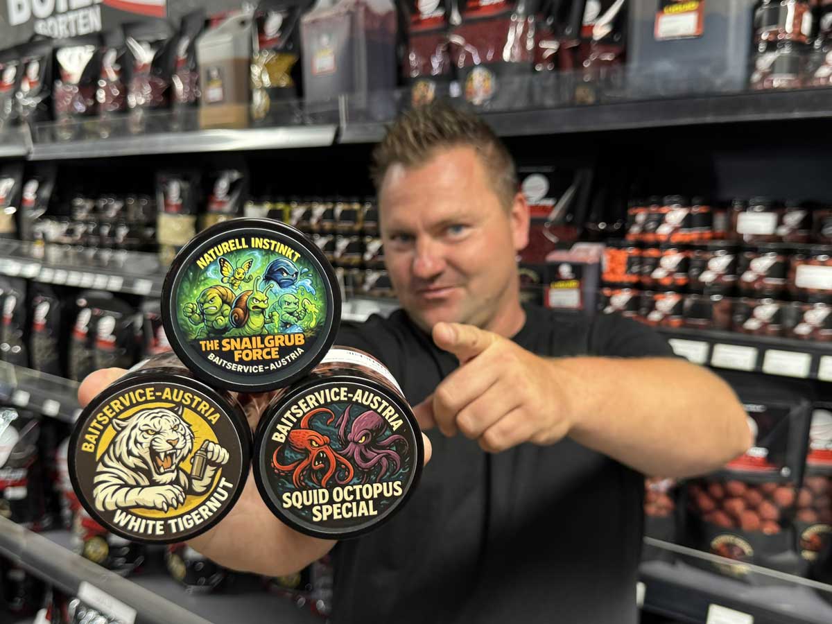 Markus De Buigne von Baitservice Austria mit verschiedenen Boilie-Produkten und Karpfenködern