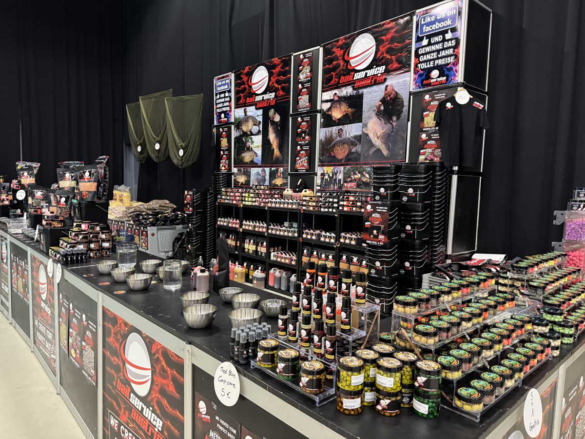 Baitservice Austria Messestand mit offener Präsentation von Boilies, Pellets und weiteren Karpfenködern