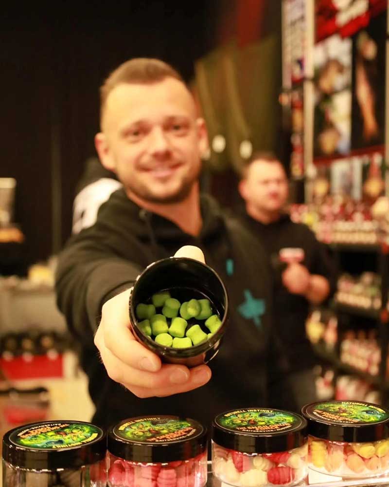 Baitservice Austria Pop Ups und Karpfenköder bei einer Produktpräsentation am Messestand
