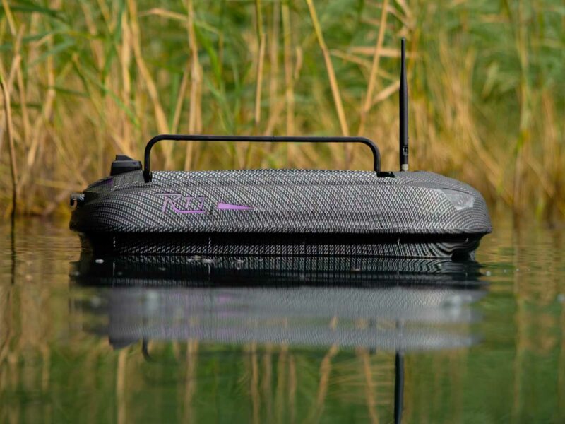 Carplounge RT7 Futterboot auf dem Wasser