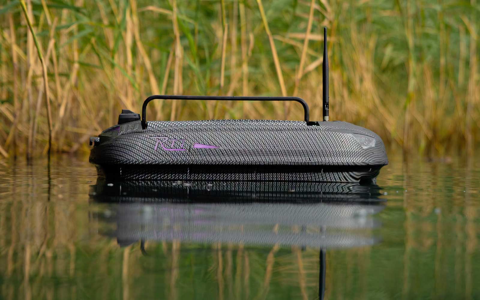 Carplounge RT7 Futterboot auf dem Wasser