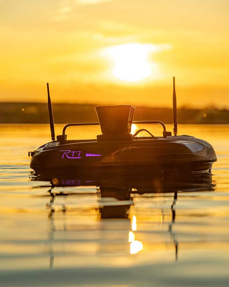 Carplounge RT7 Futterboot bei einer Karpfensession am Wasser