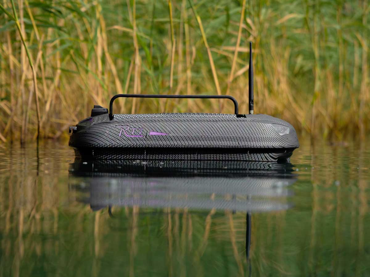 Carplounge RT7 Futterboot auf dem Wasser beim Karpfenangeln