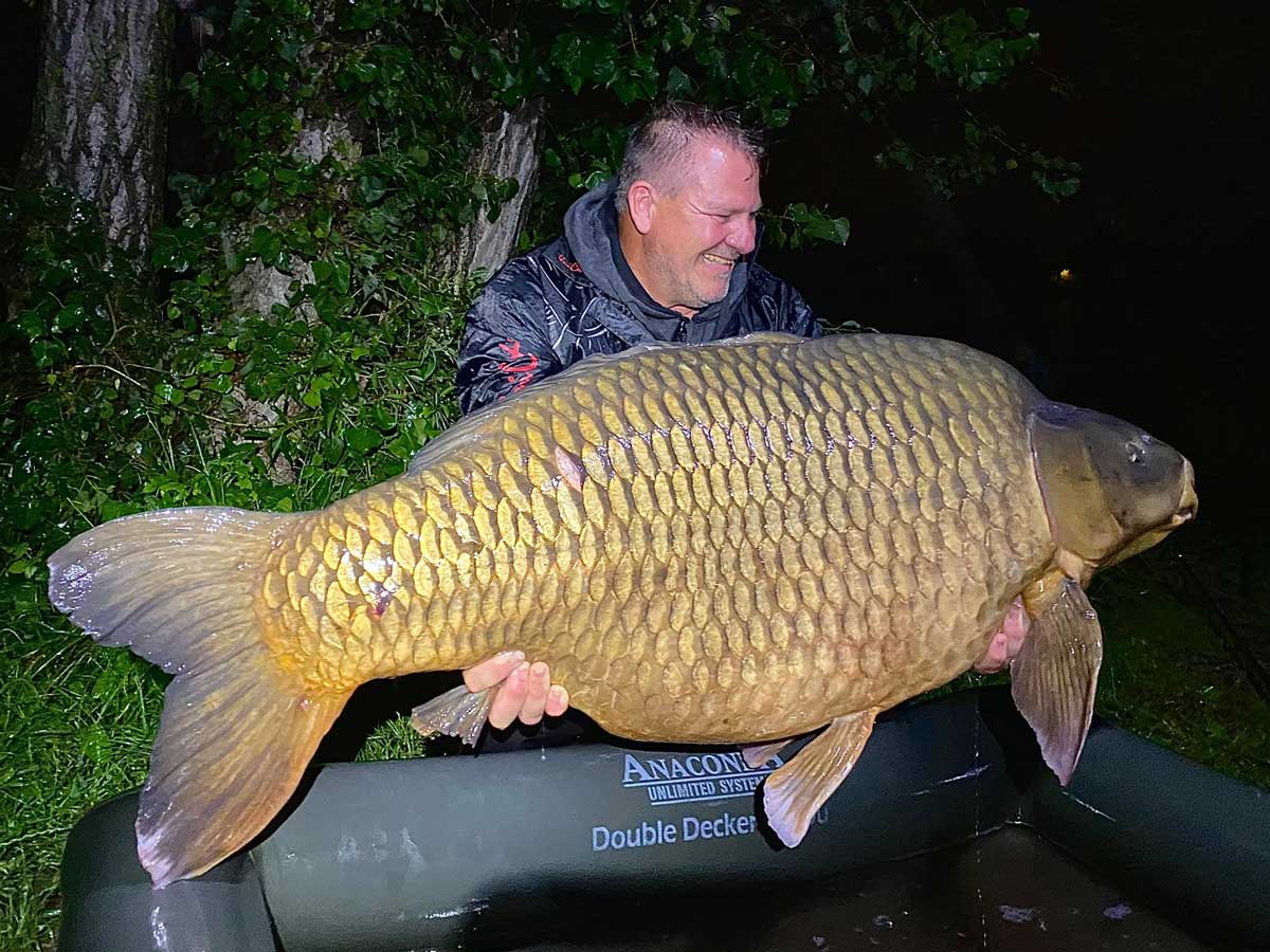 Frank Schmidt mit dem 40,9 Kilogramm schweren Karpfen Damon aus dem Zajarki in Kroatien