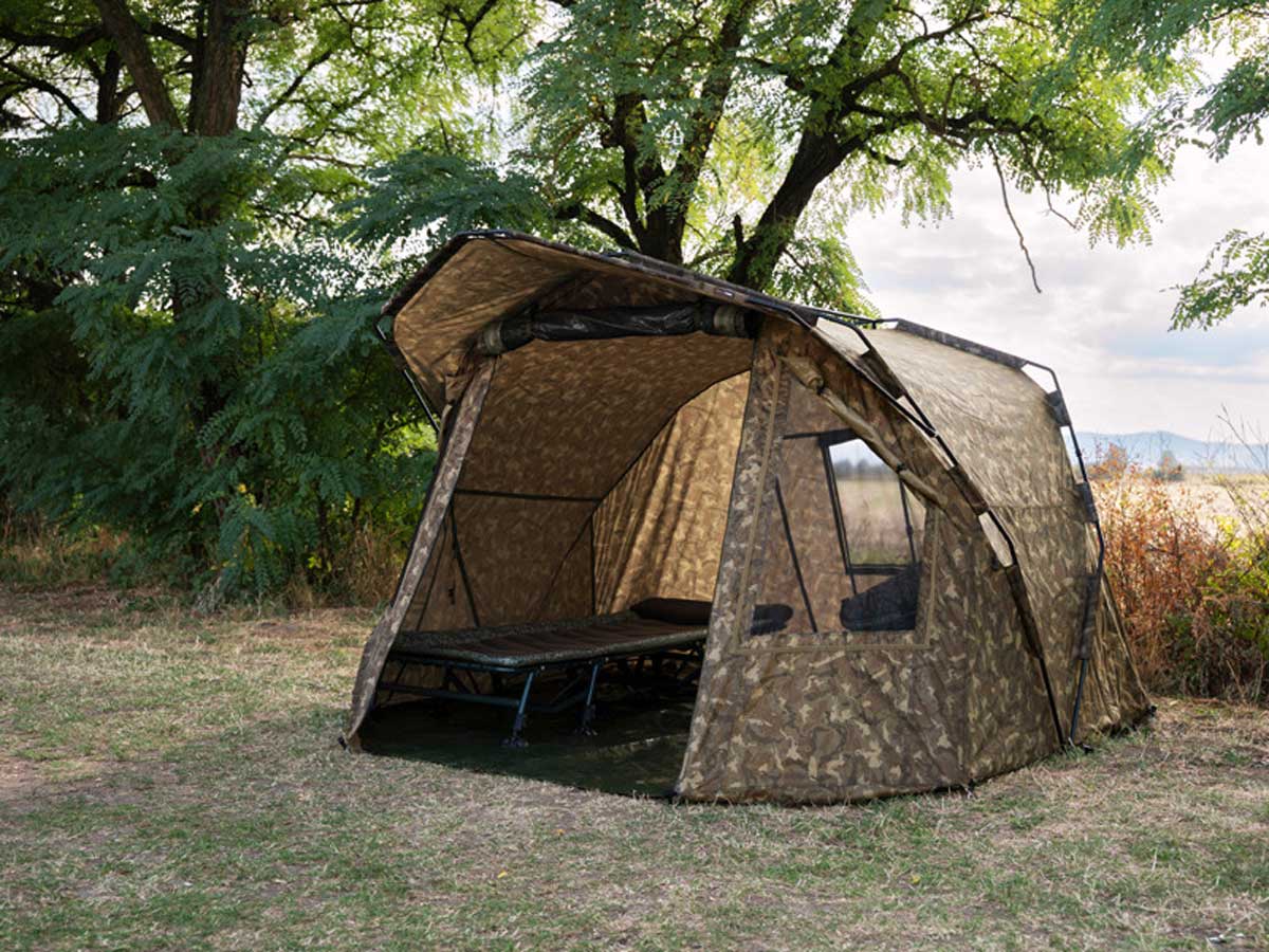 Delphin BANGER Bivvy im BANX-Design mit offener Front und Karpfenliege am Angelplatz