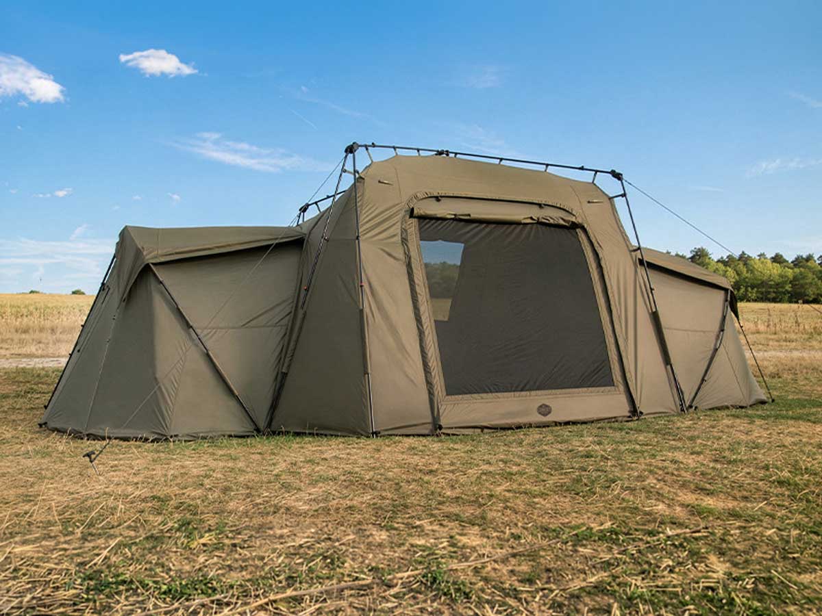Delphin CONECT MegaAir Bivvy mit seitlich verbundenen Bivvies am Angelplatz