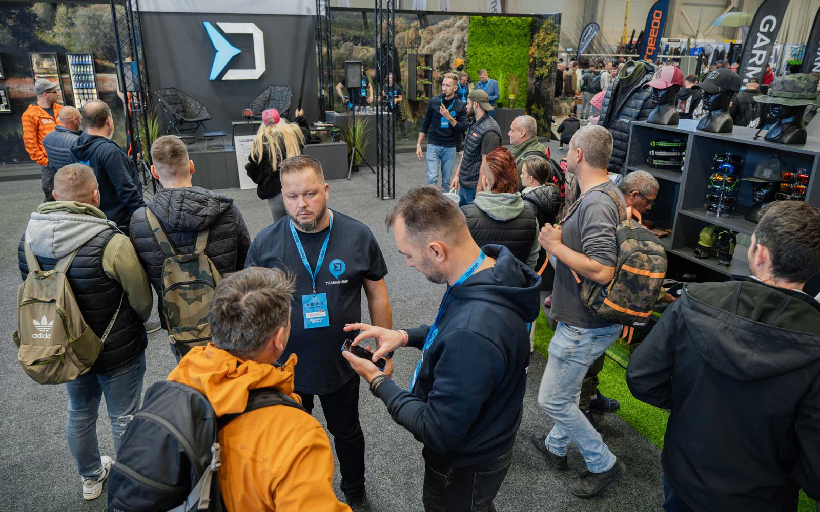 Großer Delphin Fishing Messestand mit Logo, Angelruten, Angelzubehör und vielen Besuchern