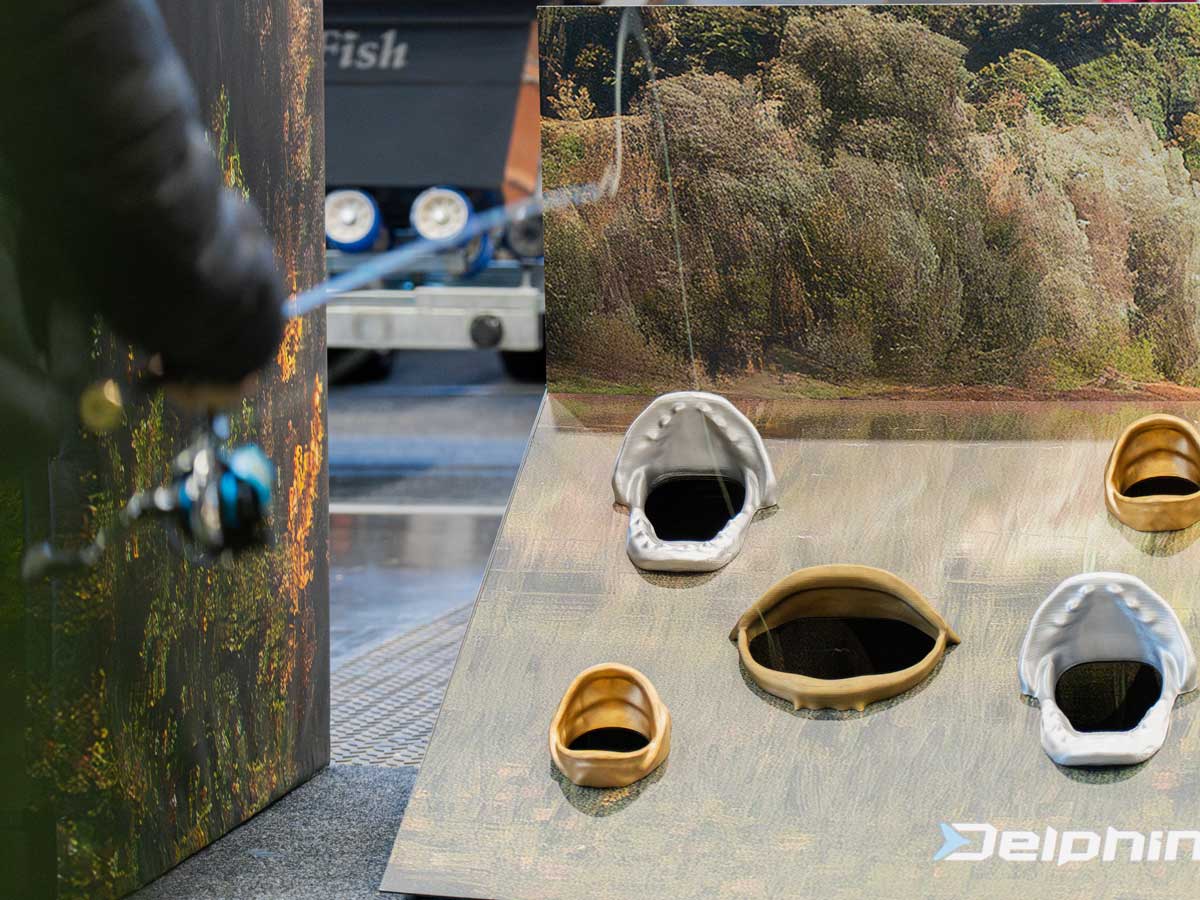 Zielwand mit Löchern zum Boilie-Zielwerfen am Delphin Fishing Messestand