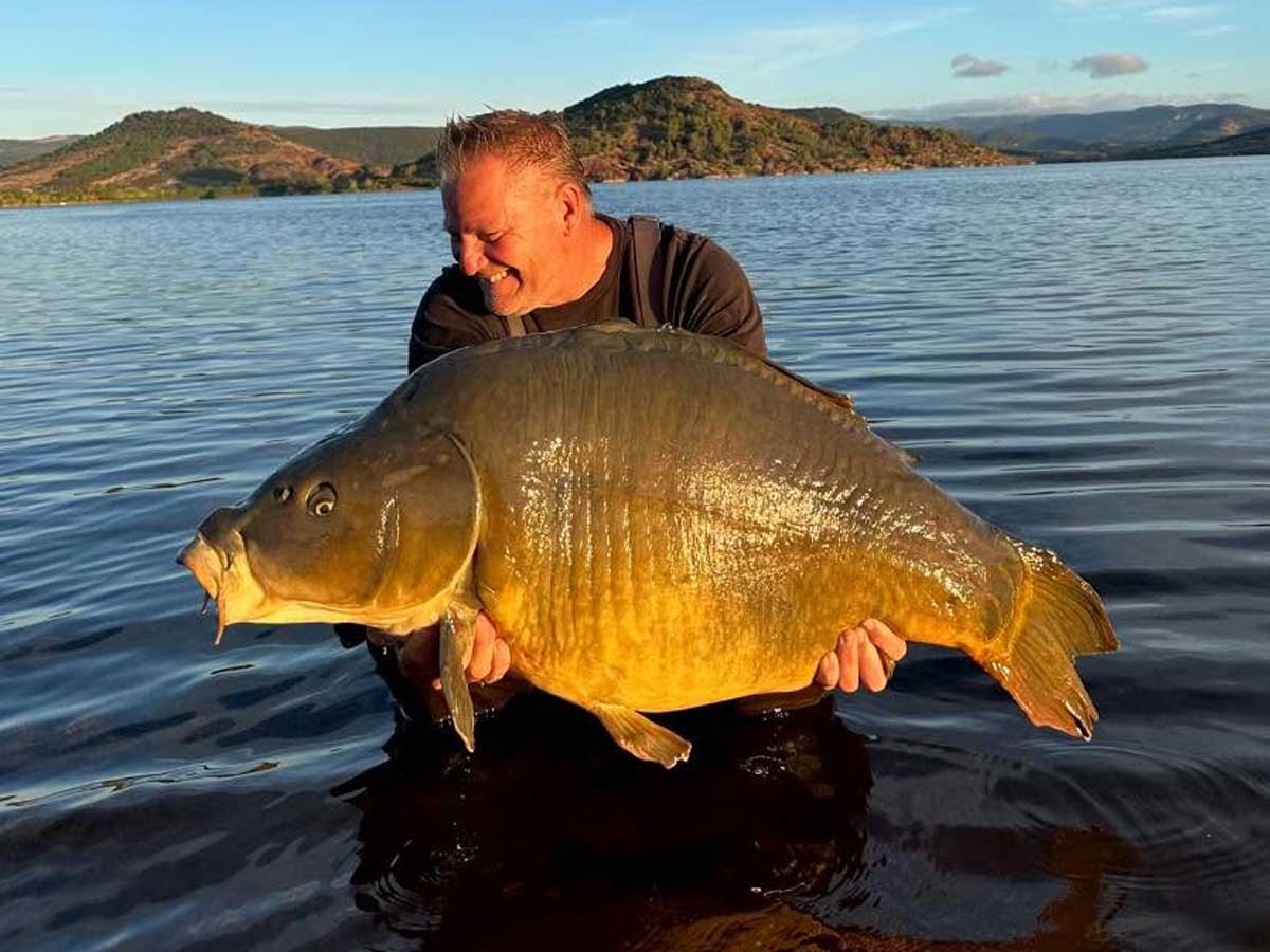Frank Schmidt mit 31 Kilogramm schwerem Karpfen am Lac du Salagou