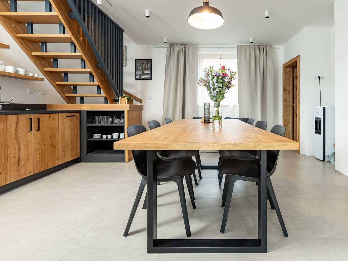 Innenraum eines Katlov Homes Ferienhauses mit Küche und Wohnbereich