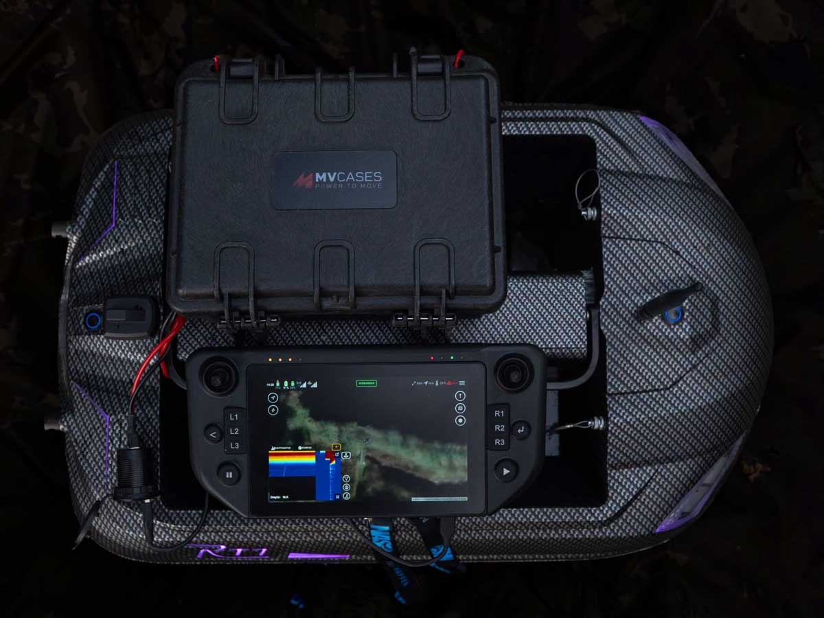 MV Cases Outdoor Akku auf Carplounge RT7 Futterboot mit Controller