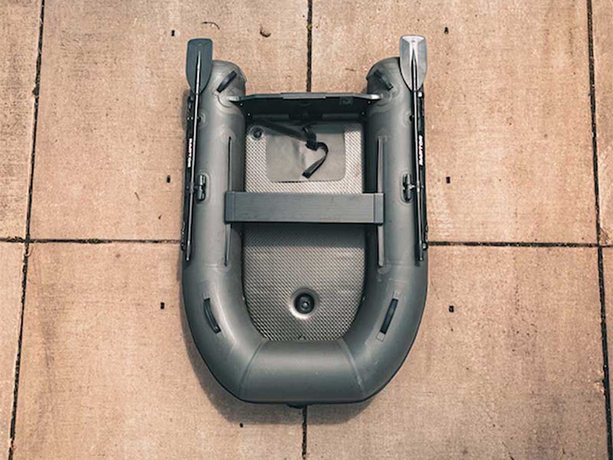 Raptor X-WIDE 230 Airdeck von oben mit breitem Innenraum, Sitzbank und aufblasbarem Boden