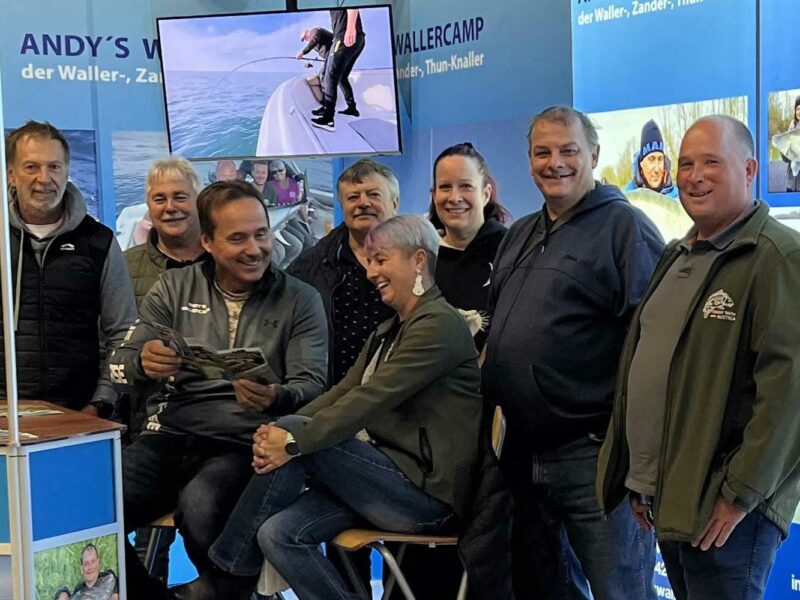 Andy Gutscher am Messestand von Andy’s Wallercamp auf der Carp Austria