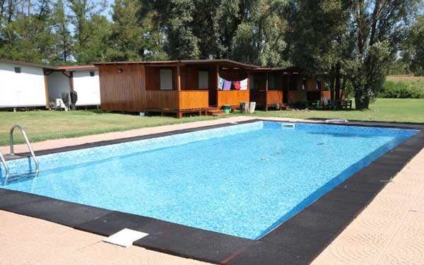 Unterkünfte und Swimming-Pool bei Andy’s Wallercamp im Podelta