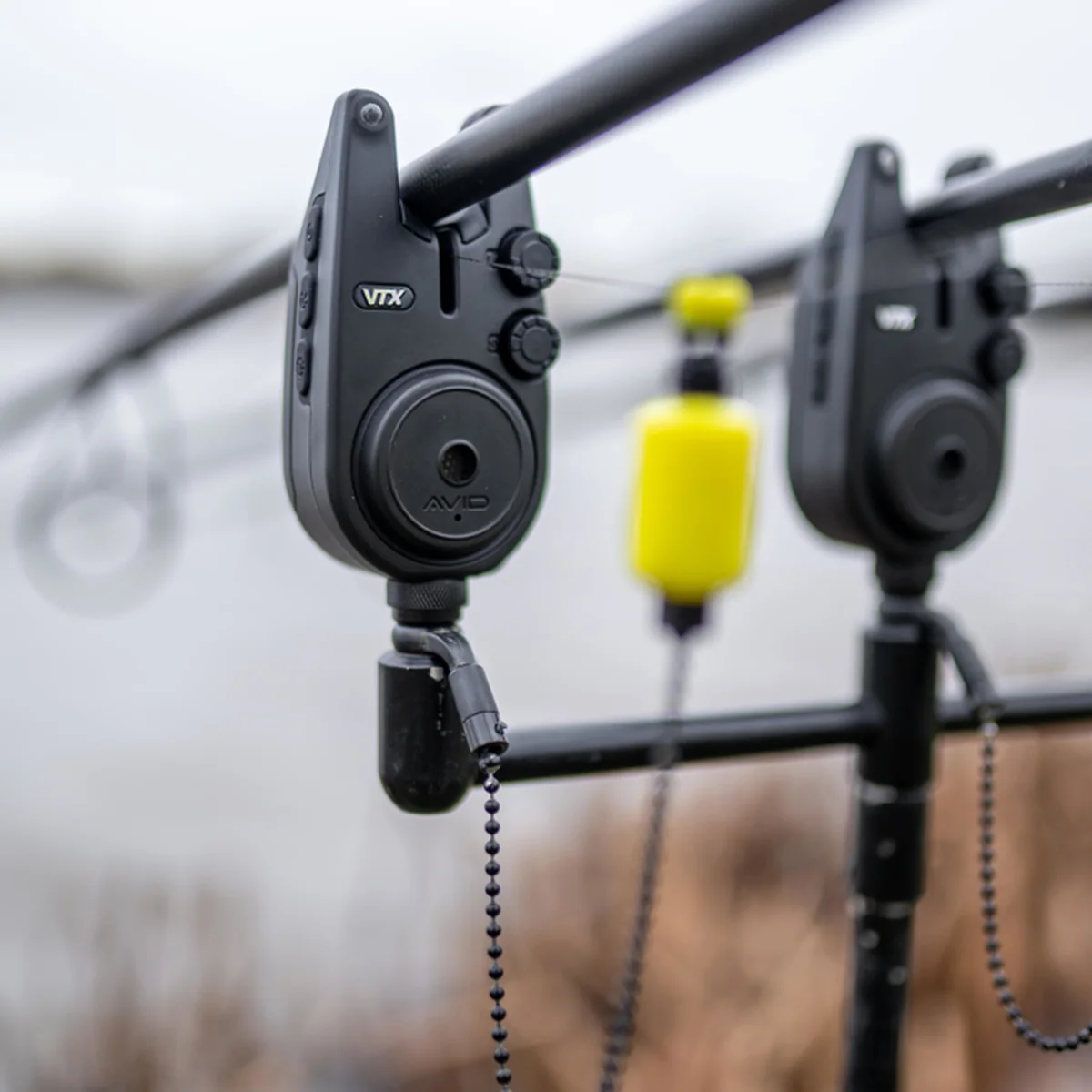 Zwei Avid-Carp-VTX-Bissanzeiger mit montierten Ruten und gelbem Bobbin