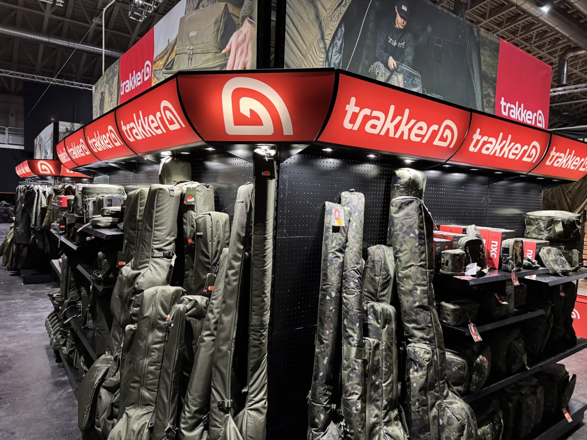 Trakker botzsákok és táskák a piros Trakker-standmolinó alatt