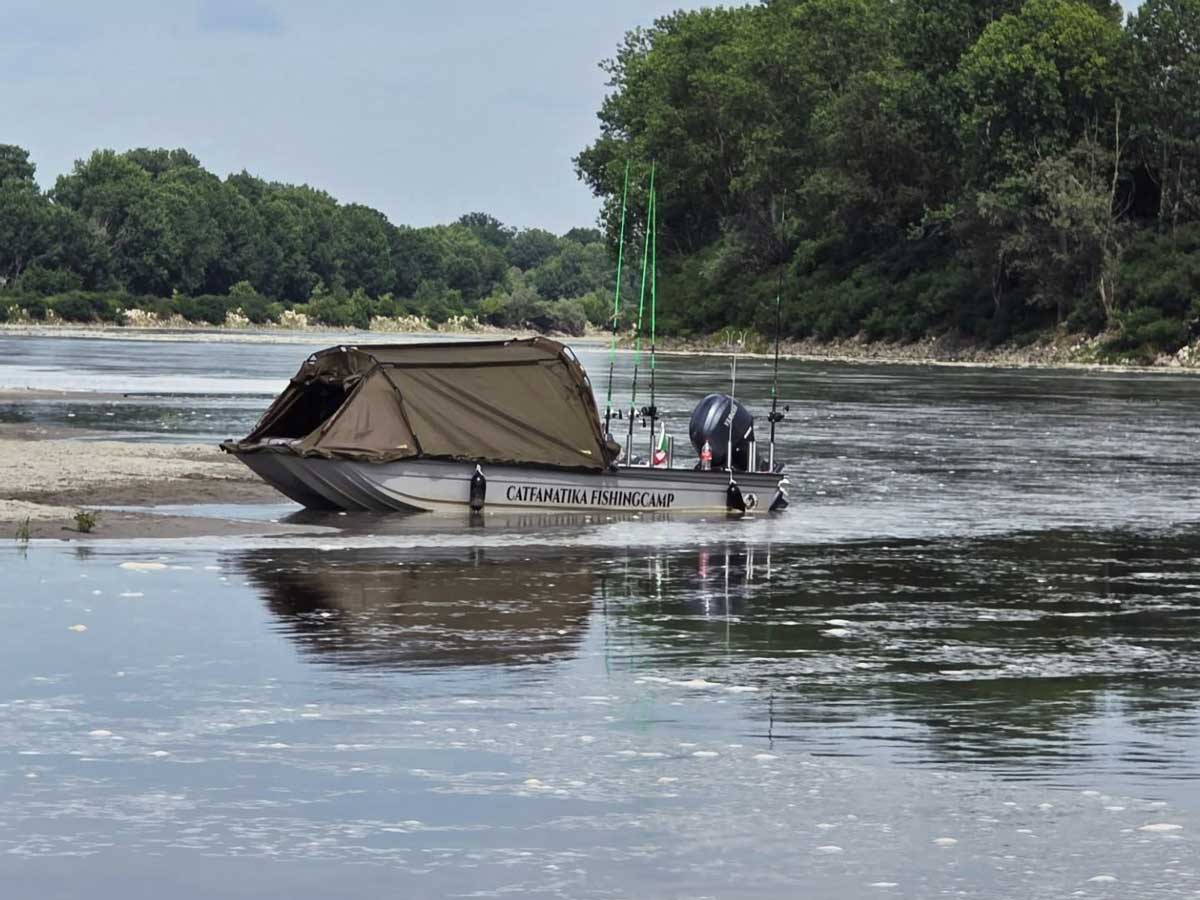 Motorboot des Catfanatika Fishing Camps am Ufer des Po
