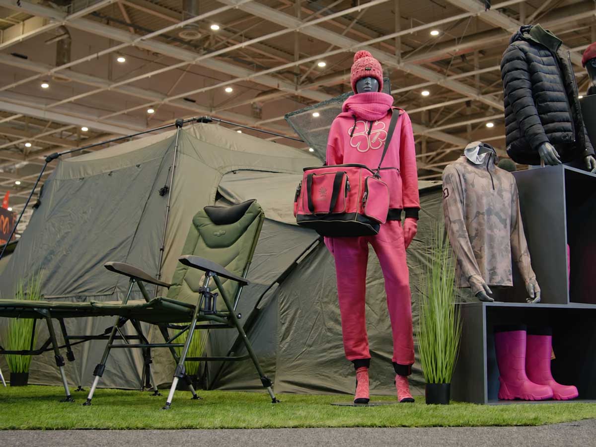 Delphin Caps und Hüte – auch in Pink – auf Puppenköpfen am Delphin Fishing Messestand