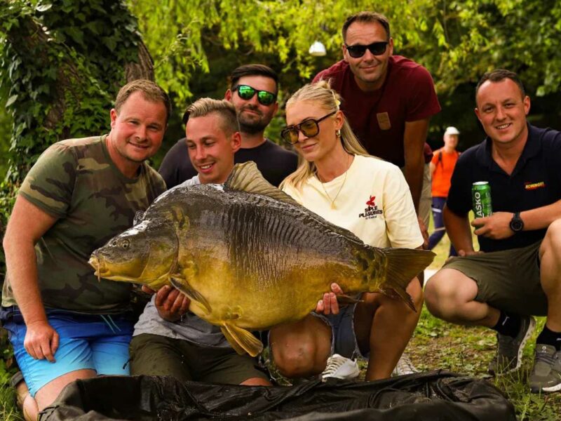 Tým a přátelé MM Baitservice s velkým lyscem ke speciální edici pro Carp Austria