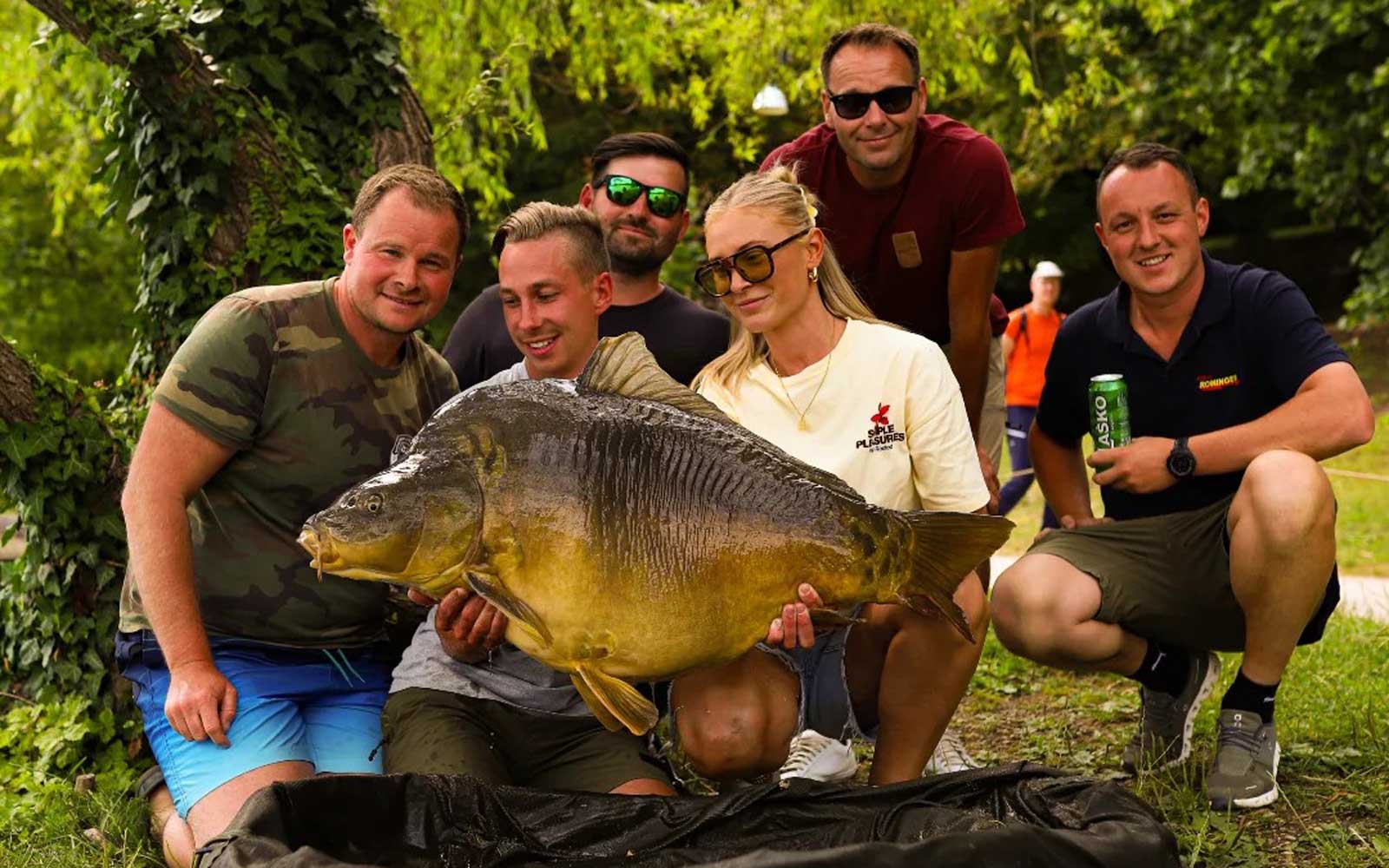 MM Baitservice Team und Freunde mit großem Spiegelkarpfen zur Sonderedition für die Carp Austria