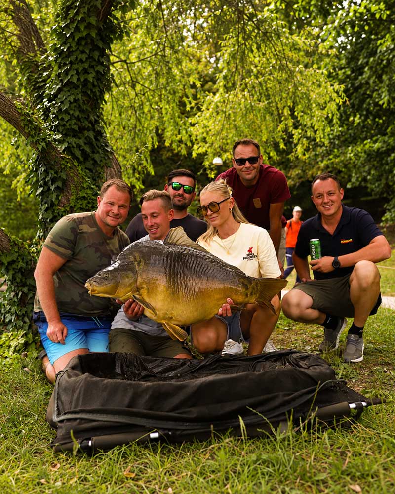 MM Baitservice Community mit großem Spiegelkarpfen zur Abstimmung über die Sonderedition auf der Carp Austria