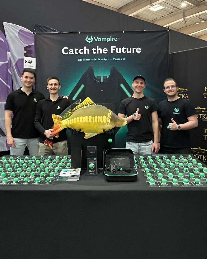 Vampire-Team mit Karpfenmodell, Bissanzeiger und Magic Balls am Messestand